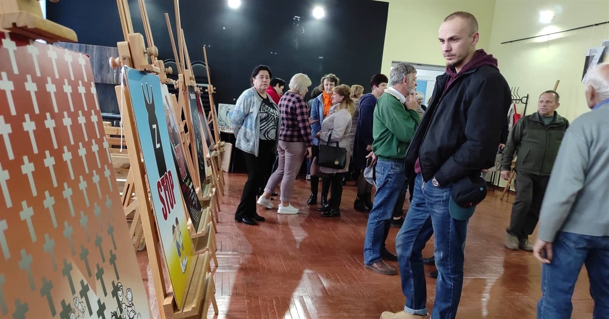 Світло переможе темряву: у Старокостянтинові відкрили виставку плакатів на тему війни