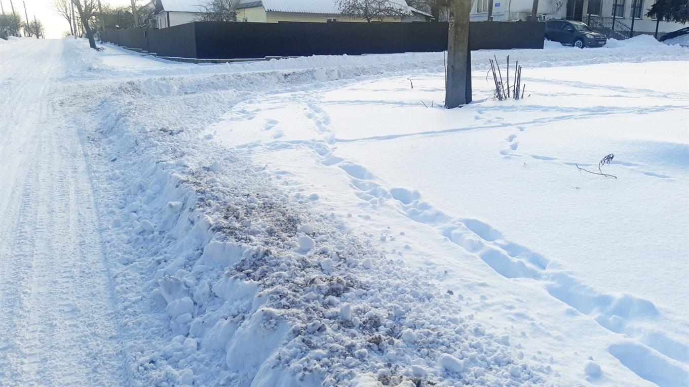 Чому у Володимирці тротуари взимку стають зоною непрохідності? Розкажемо, хто їх має прибирати