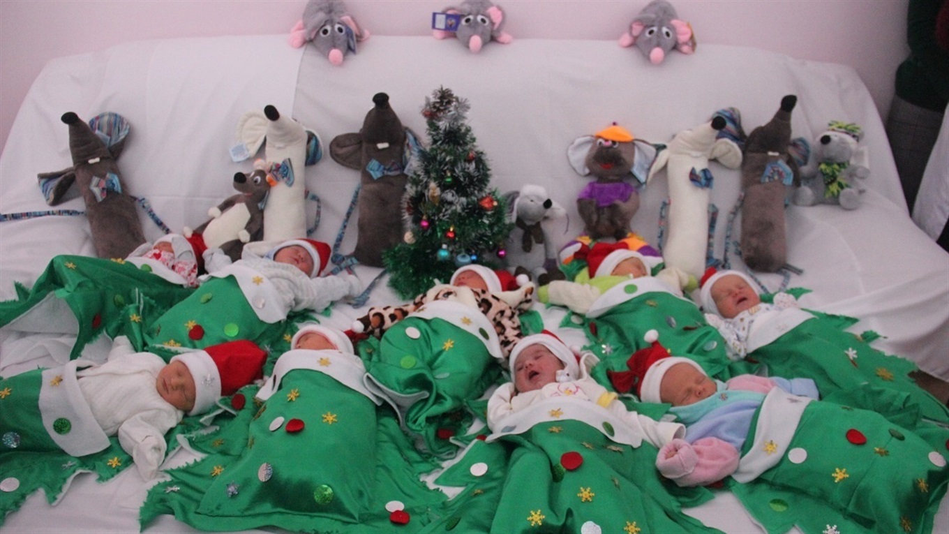 Одинадцятьох новонароджених пологового відділення Калинівки привітав Дід Мороз і Снігуронька