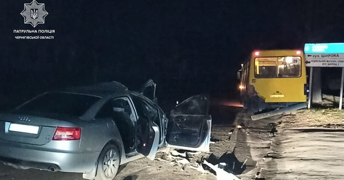 ДТП в Чернігові: водій легковика відволікся від керування та в'їхав в пасажирський автобус