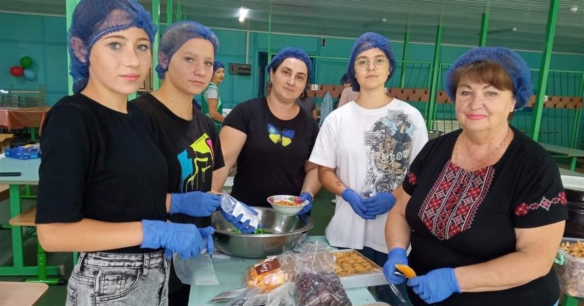 Іще майже 900 пакетів швидкої і корисної їжі воїнам наготувала «Команда Нескорених» в Переяславі