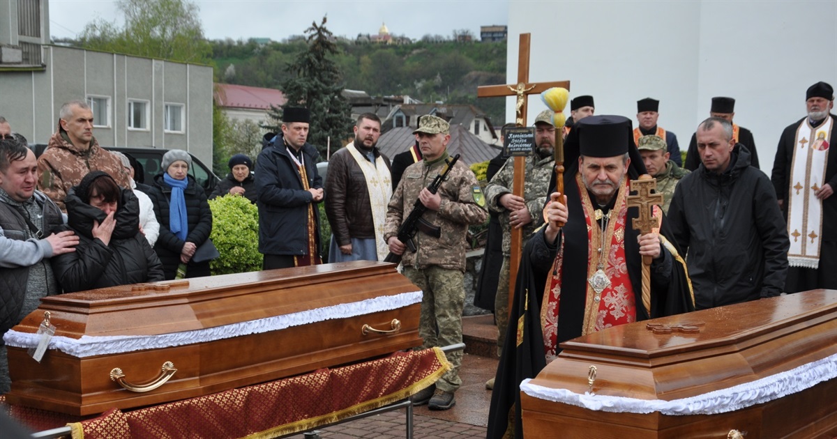 У Чорткові знову плакало небо: містяни зустріли «на щиті» двох полеглих Героїв