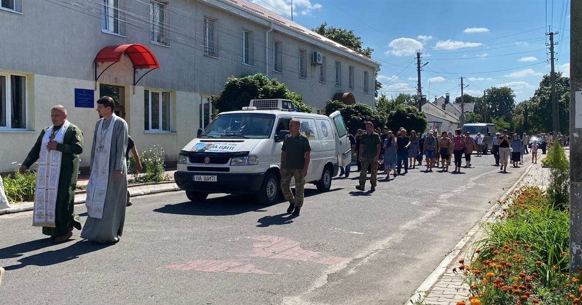 Втрата громади: тринадцяті похорони у Володимирці - прощались з тероборонцем-добровольцем