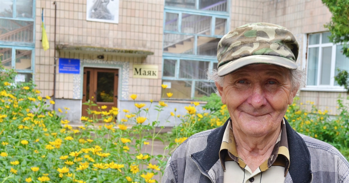Велосипедом із Охрамієвичів у Корюківку приїхав по свій приз 74-річний Микола Устименко