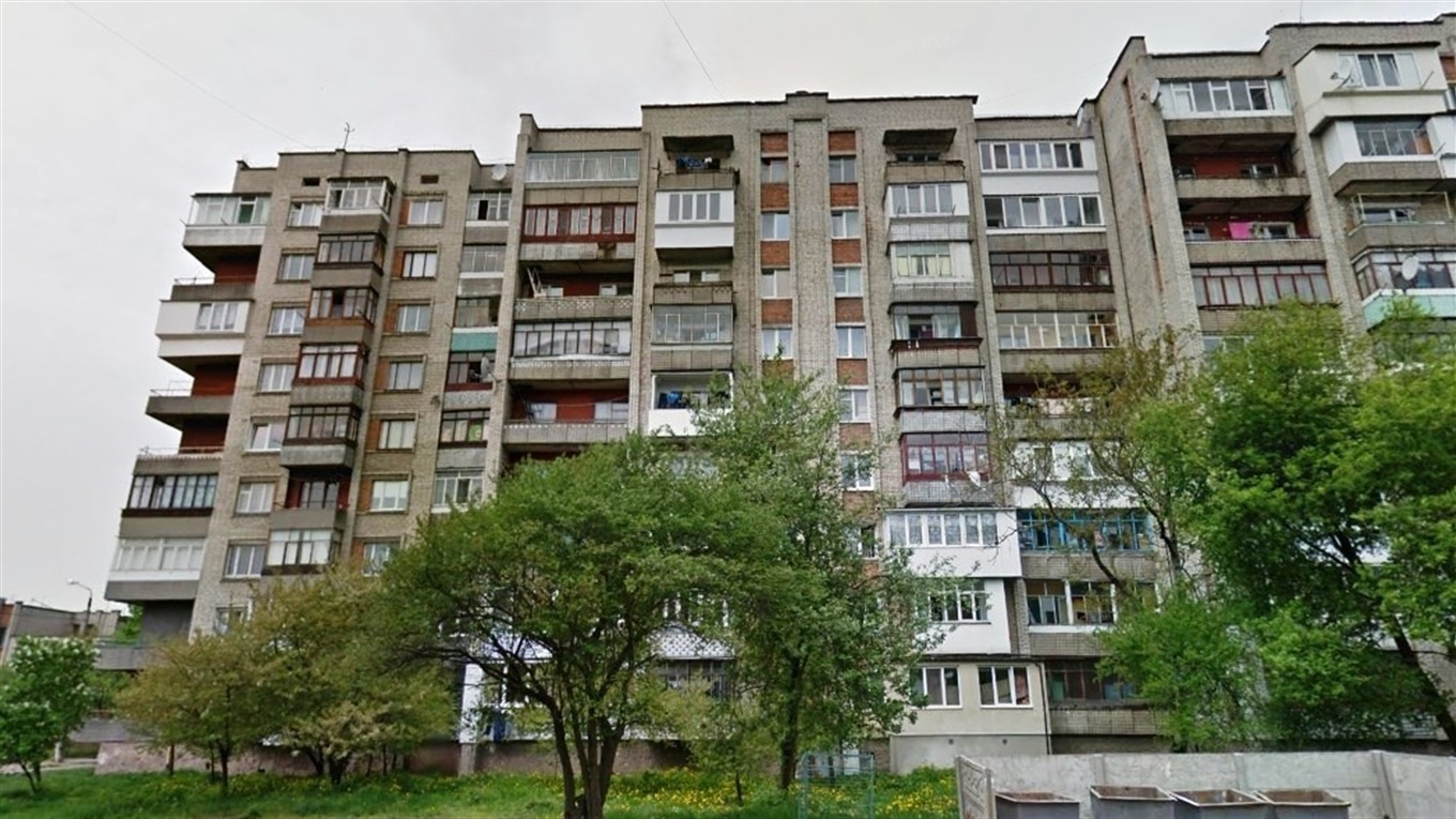 Жінка викидала власні речі з балкона дев’ятого поверху. Очевидцям довелося викликати рятувальників 