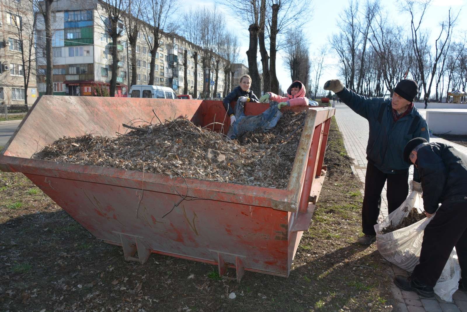 Покровчани вийшли на перший весняний суботник