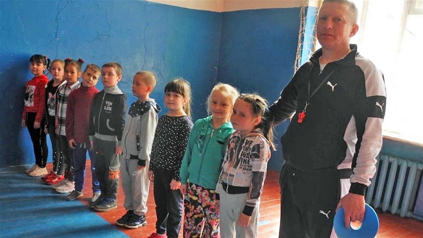 Учні чекають під спортзалом ще до дзвінка. Чому у Вовчкові так люблять вчителя фізкультури