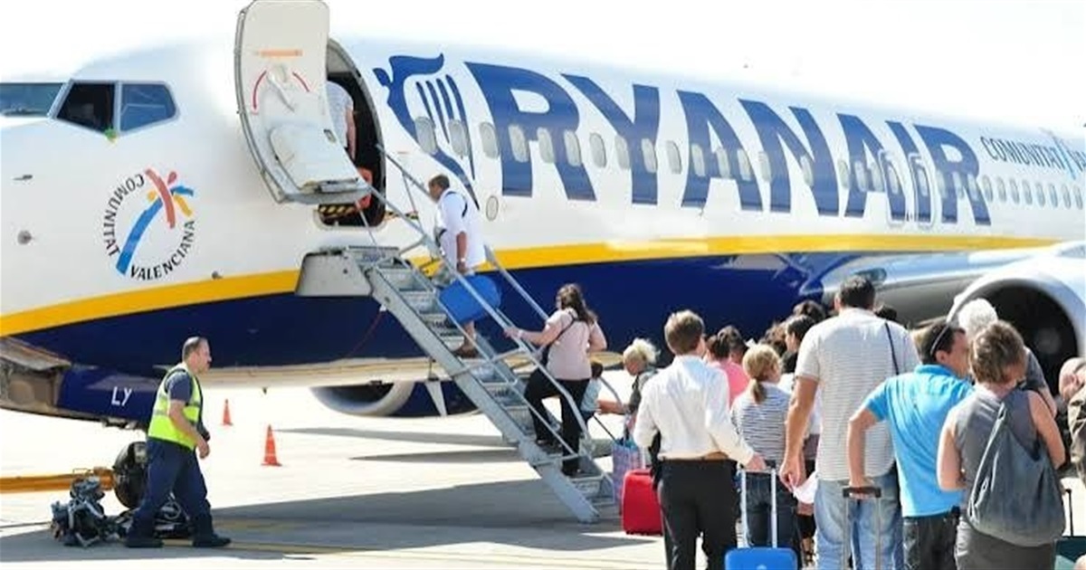 Ryanair змінила правила для сімей із дітьми. Як батькам сісти поруч у літаку й не платити за місця?