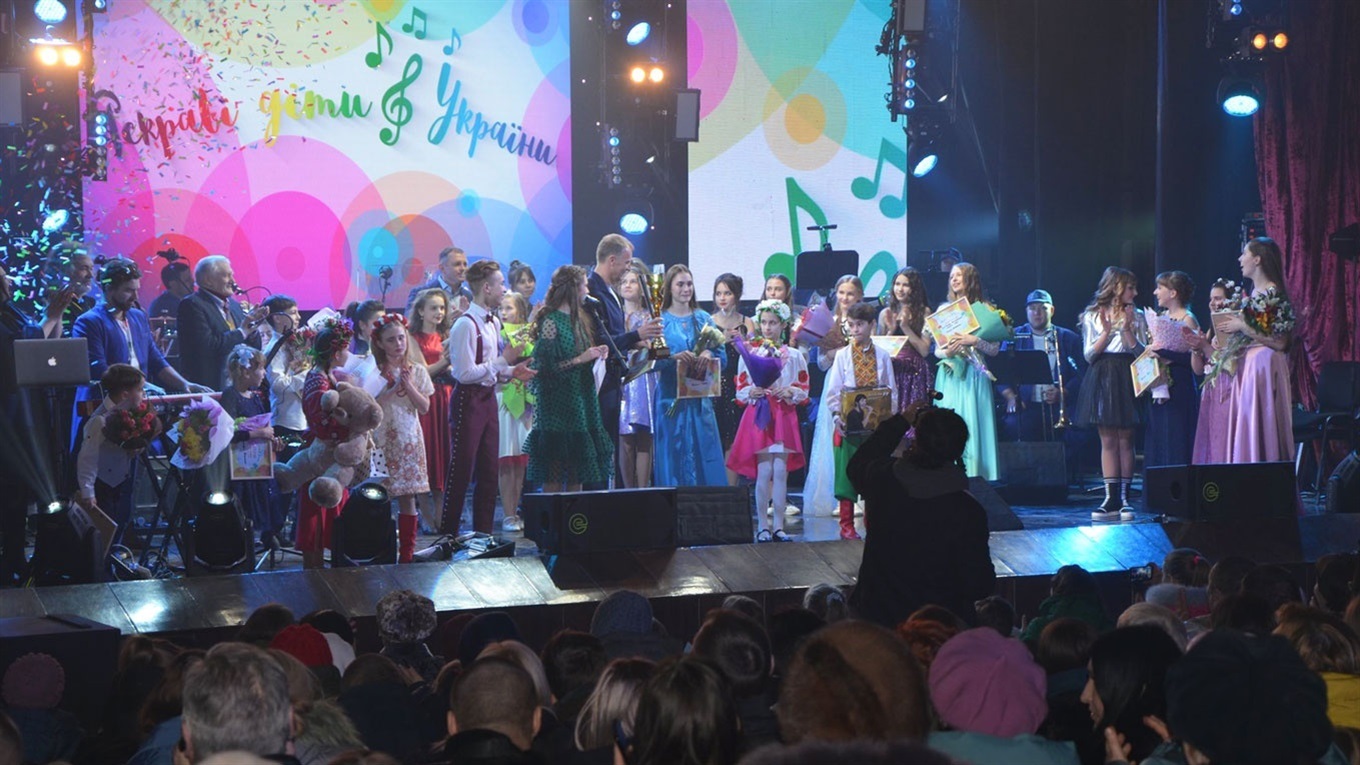Співали під акомпанемент оркестру. Гала-концерт «Яскраві діти України» відбувся у Конотопі