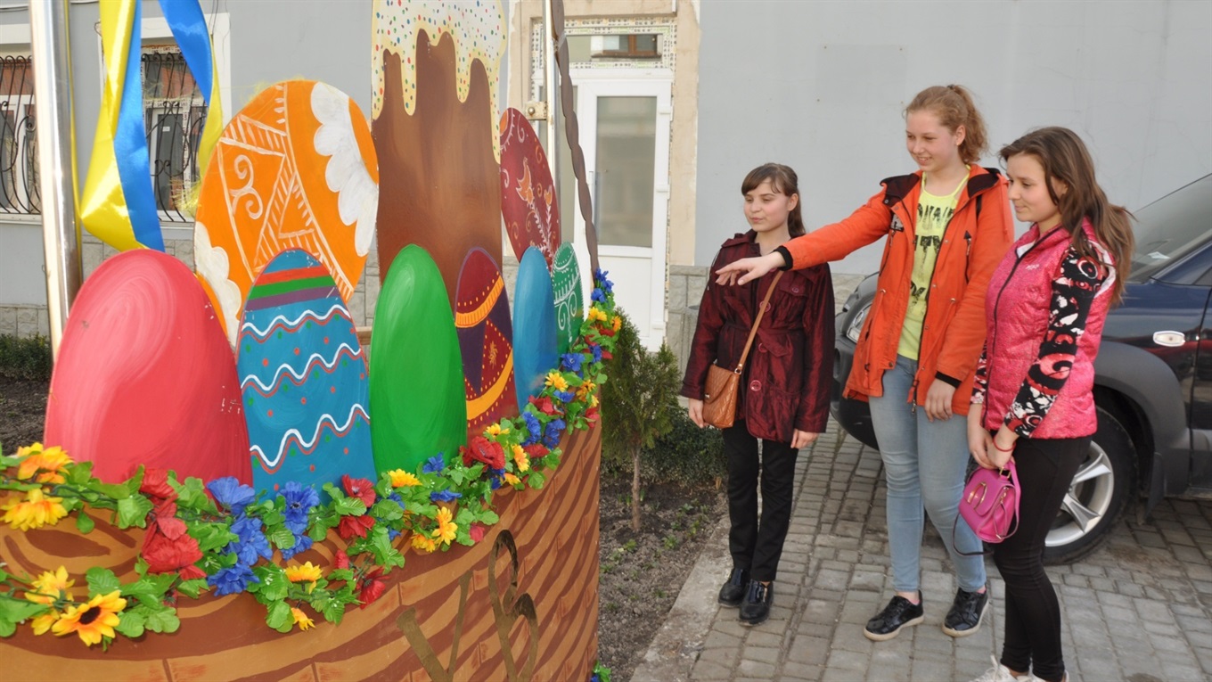 Величезний пасхальний кошик встановили у Кременці 