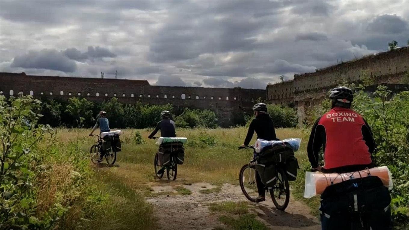 Екі қыз бір жігітті ұрсып тастады