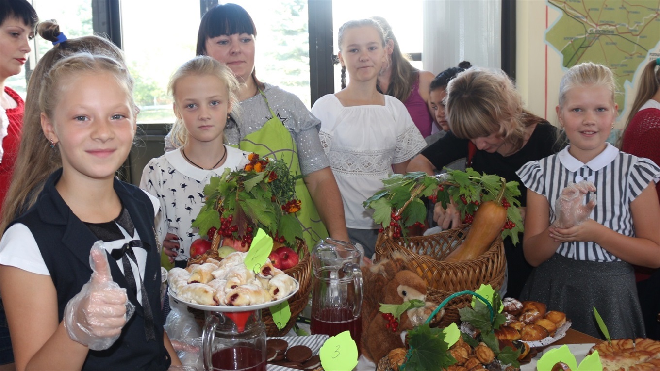 Домашня випічка для допомоги: у Старокостянтинові відбувся благодійний ярмарок