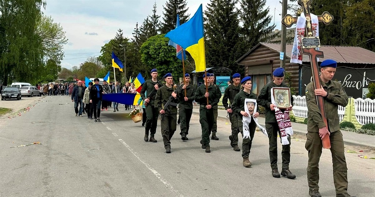 Дві громади прощалися із загиблим воїном