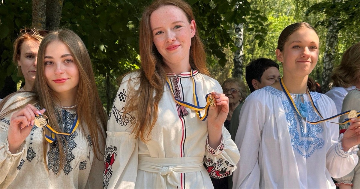 Ну які ж вони красиві! У Старокостянтининові провели церемонію нагородження медалістів