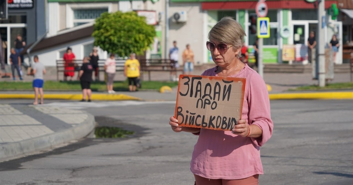 Тиша, що говорить гучніше за слова: як хвилина мовчання у Городку стала традицією пам’яті