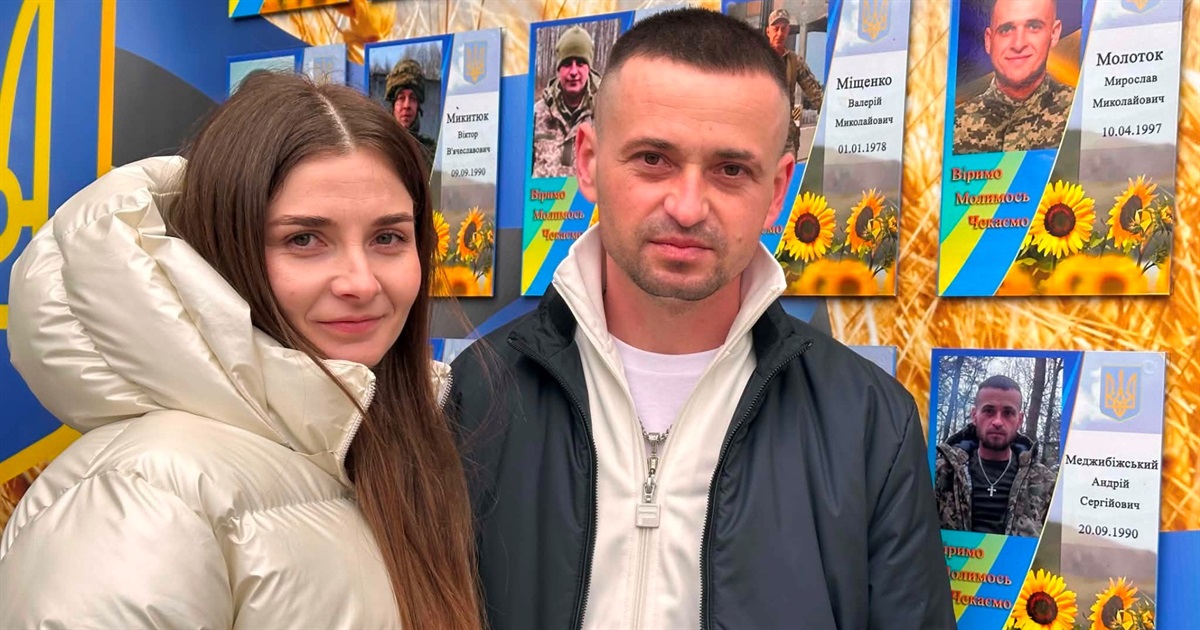 У Старокостянтинові вперше звільнений з полону військовий зняв свій портрет з Алеї Незламних