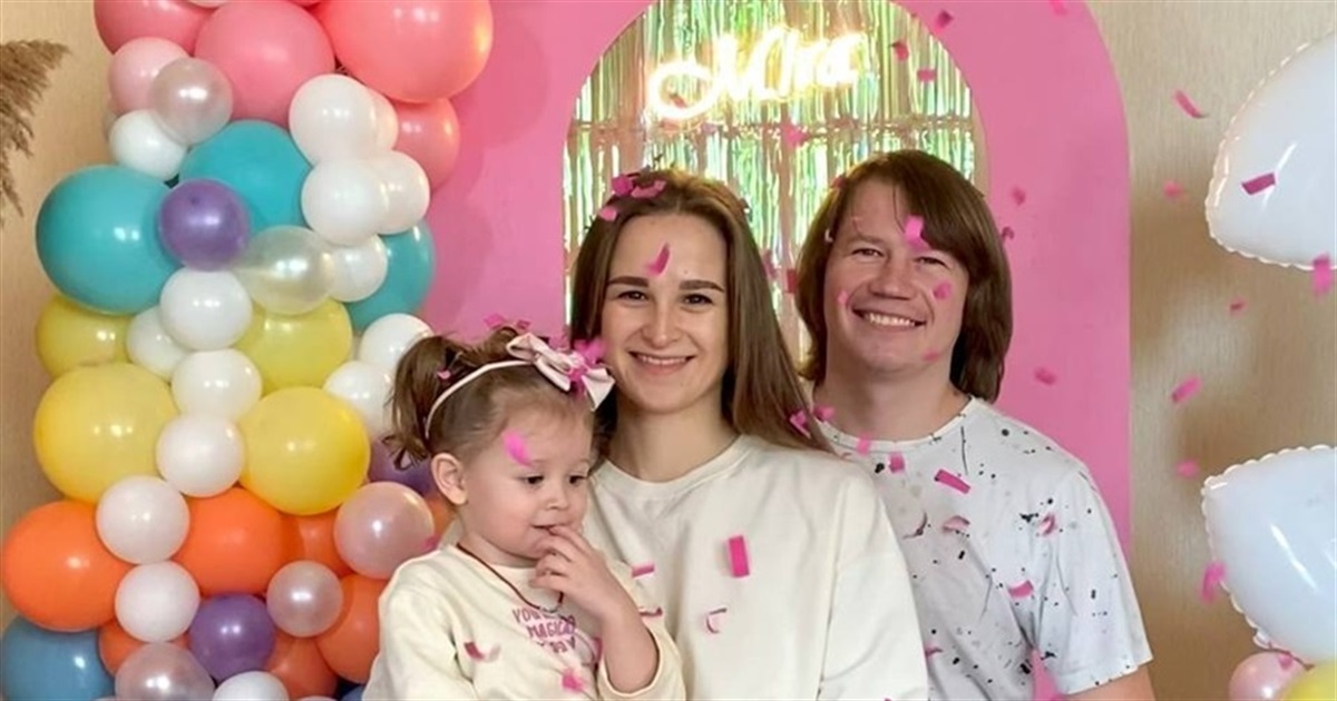 Поки йде війна, у нас свята не буде. Родина з Маріуполя відкрила майстерню неонового декору в Одесі