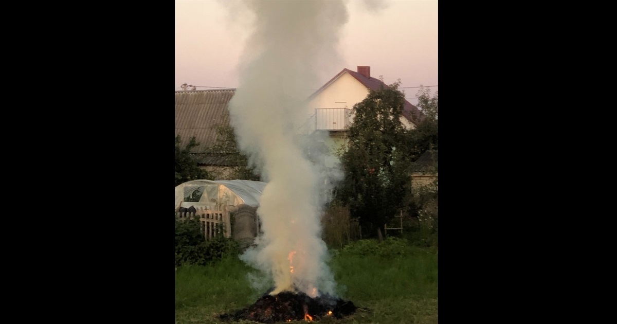 У міськраді нагадали, що спалювати листя та сміття на території Звягеля категорично забороняється