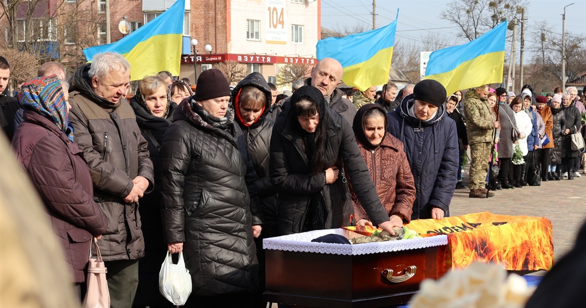 «Він був безстрашним»: у Сарнах попрощалися з 24-річним бійцем 3-ї ОШБр Романом Остаповцем