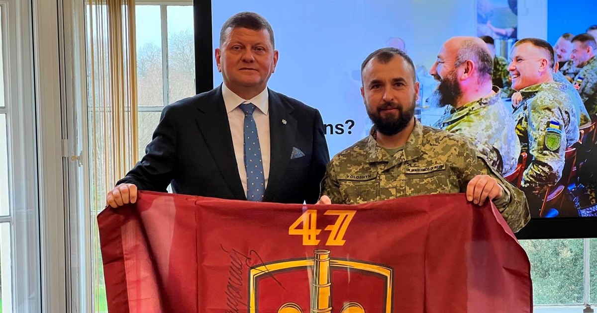 Військовий капелан із Переяслава Дмитро Волошин зустрівся із Залужним у Британії