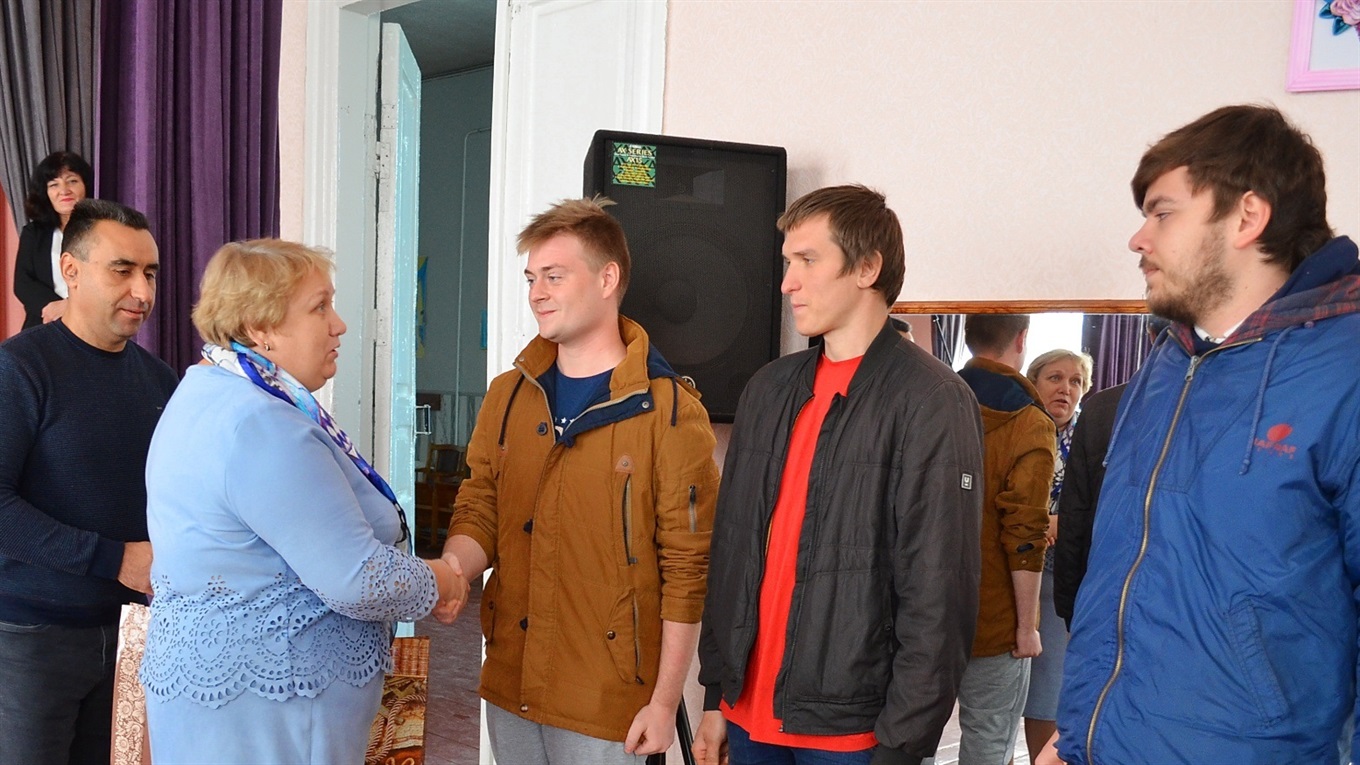 У Корюківці урочисто провели у солдати  трьох хлопців
