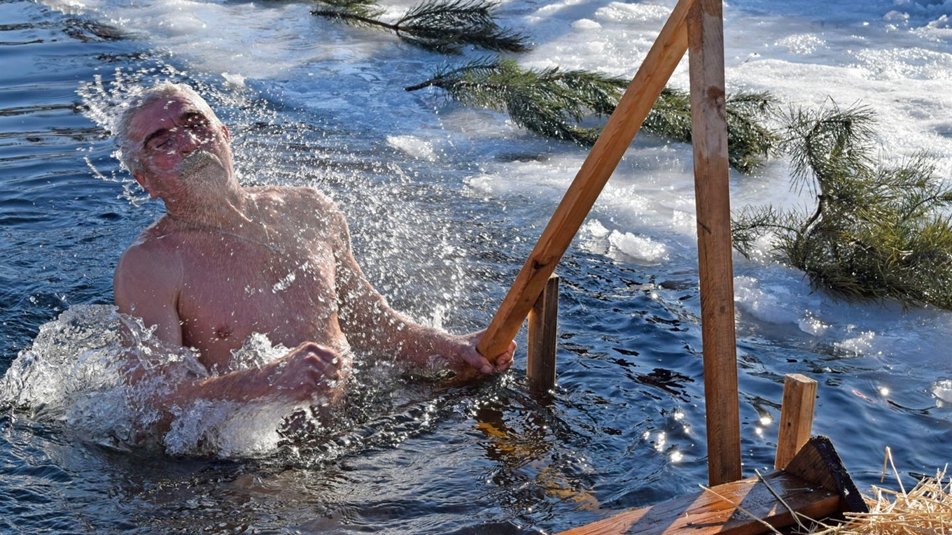 Як жмеринчани пірнали на Водохреще у крижану воду: відео і фоторепортаж