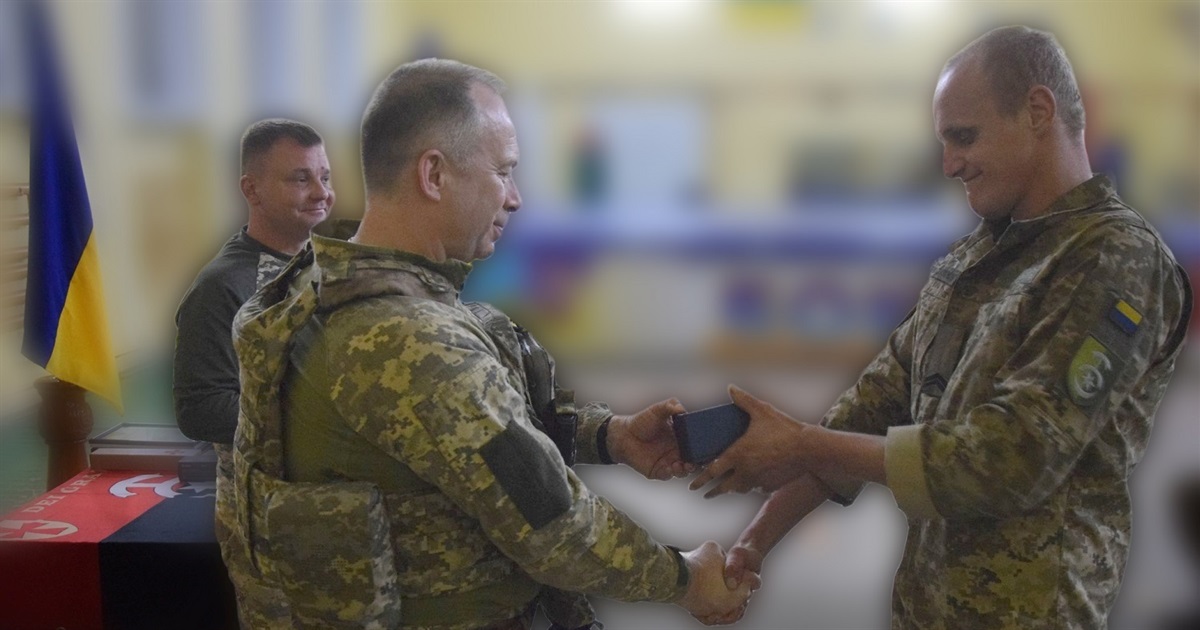 Командувач Сухопутних військ ЗСУ Олександр Сирський нагородив воїнів 30 ОМБр відзнаками