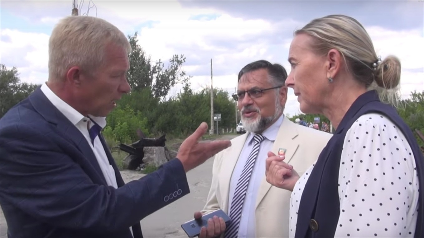 В Станице Луганской «министр ЛНР» перешел мост и заявил права на Счастье. Что вообще происходит?