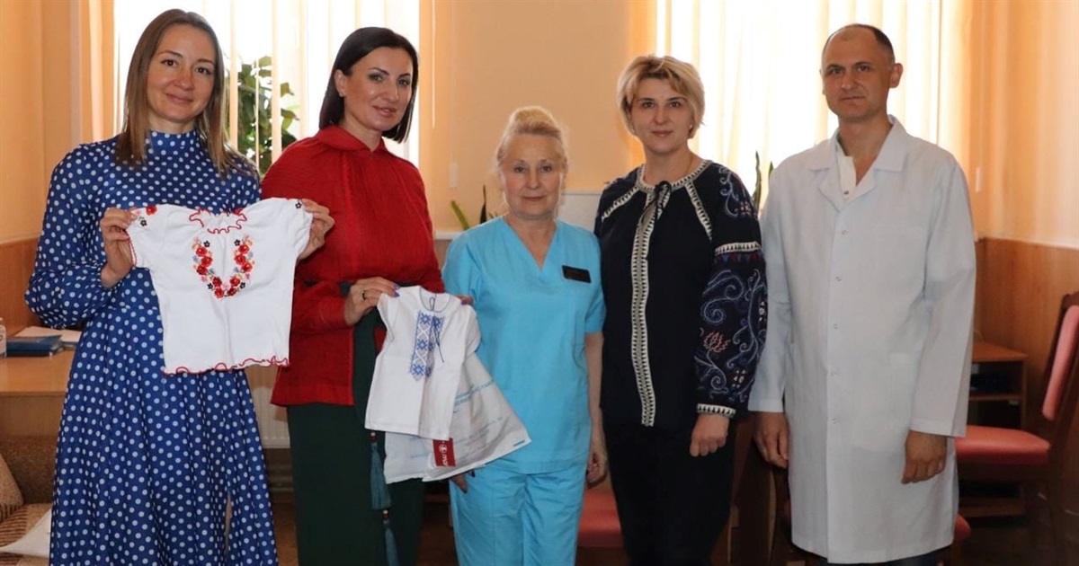 Новонароджені дітки у День вишиванки в Жмеринці отримали у подарунок свої перші вишиті сорочечки