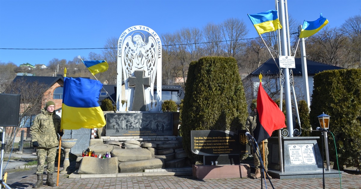 У Чорткові біля пам’ятного знака «Героям Небесної сотні» відбувся мітинг-реквієм