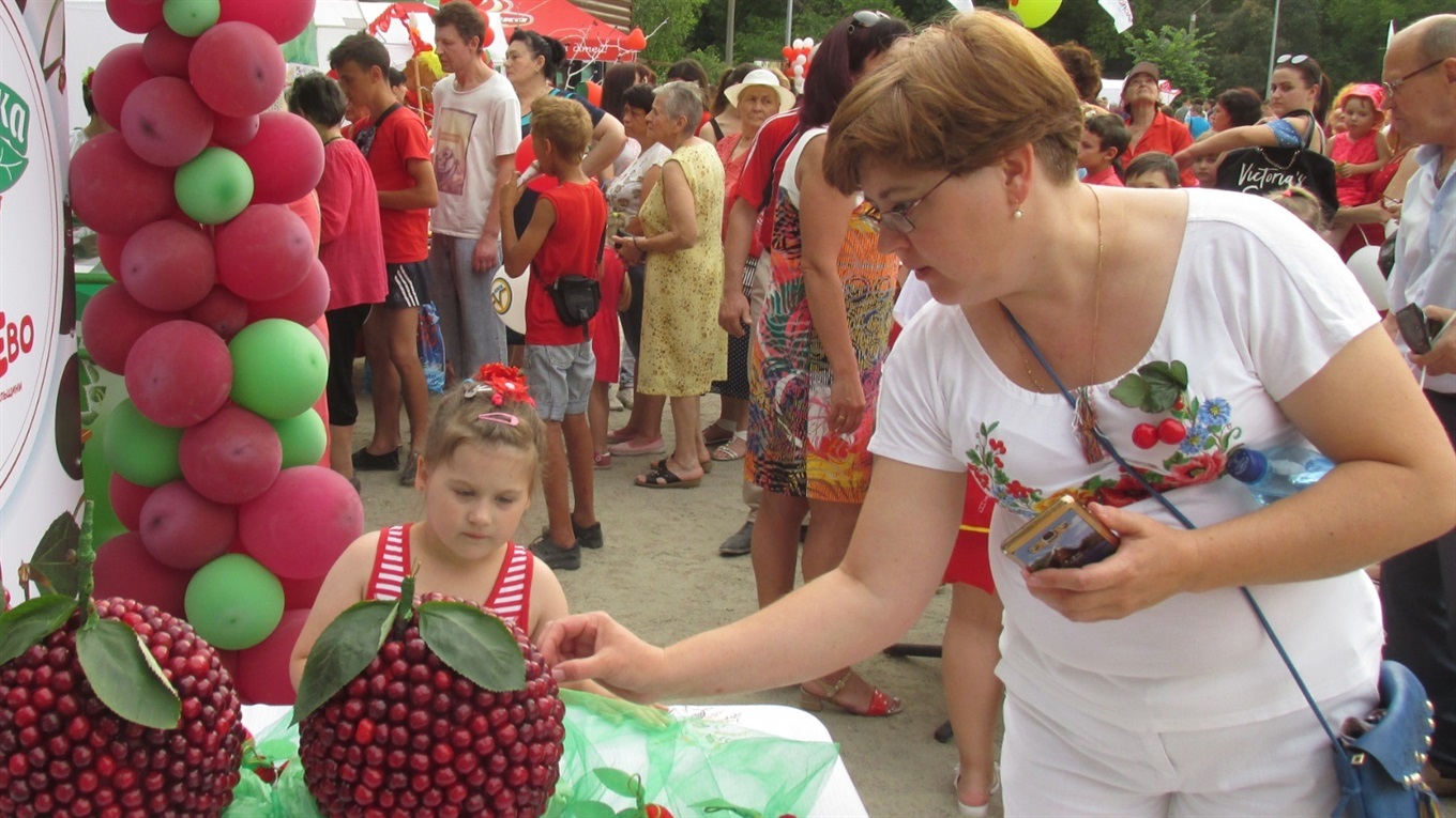 Фестивали Украины: черешня и клубника, рыба и пиво, деруны и гуляш, сыры и вино, галушки и риплянка