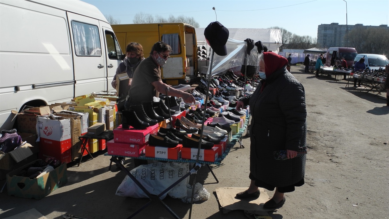 «Міський голова дозволив!» Підприємці так пояснили, чому вийшли торгувати одягом попри локдаун