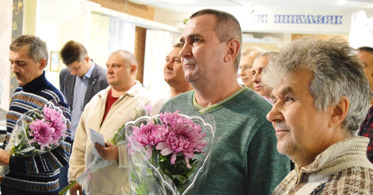 Десятьох працівників Корюківської фабрики шпалер нагородили ювілейними медалями за 25-річну працю