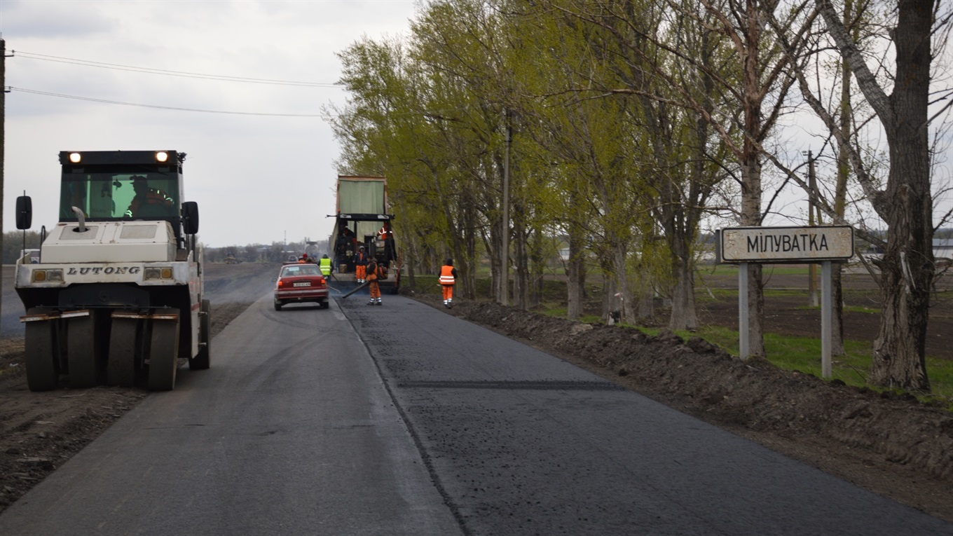 У Сватівському районі від Мілуватки до Новомикільського ремонтують дорогу: подробиці