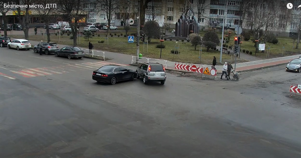 Не розминулися на перехресті: у Звягелі показали відео двох ДТП