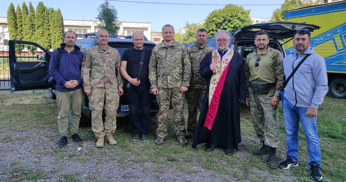 Два потужні позашляховики Nissan відправила на передову парафія святого Йосафата