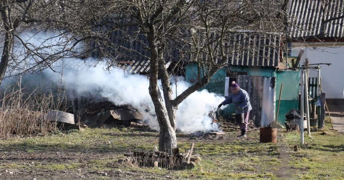 Загинув чоловік, який гасив палаючу суху траву навколо свого обійстя: пожежі на Житомирщині