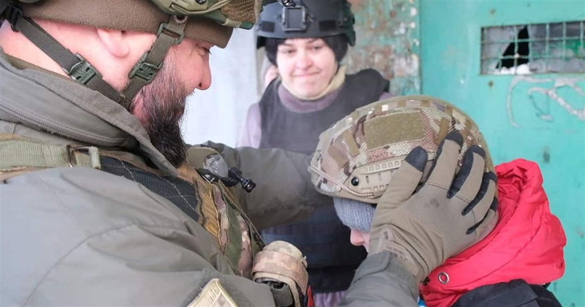 Поліція вивезла з Дружківки матір з 11-річною донькою. У їхньому дворі вибухнув снаряд