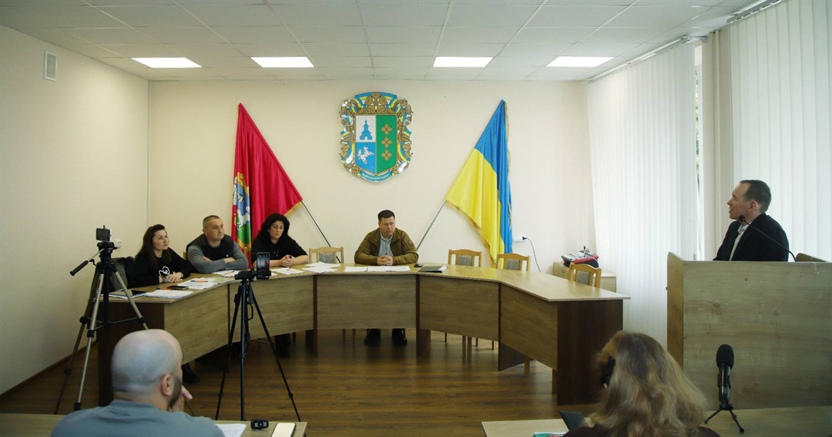 На сесії Кіцманської міської ради проголосували за звільнення гендиректора лікарні В.Хромюка