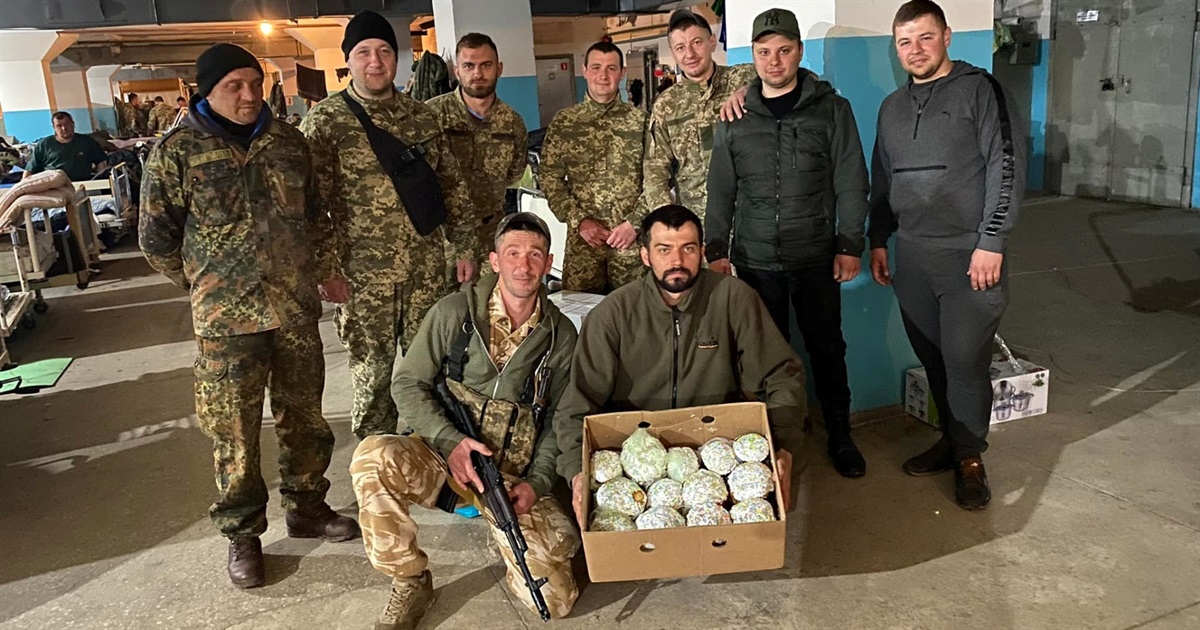 Військові отримали великодні кошики, які для них збирали у Свято-Єфремівській церкві