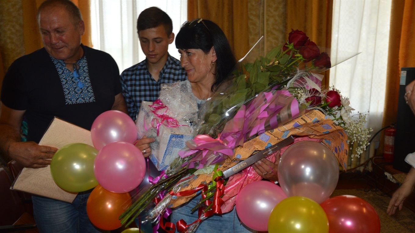 Привітали матерів-героїнь та маму Євгена Семидоцького: У Сватовому відсвяткували День матері