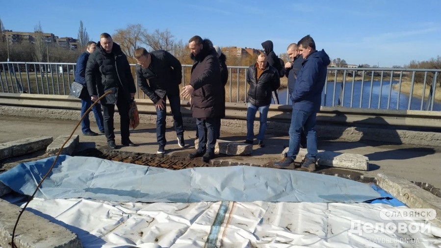 Встреча губернатора Павла Кириленко с мэром Вадимом Ляхом на аварийном мосту в Славянске