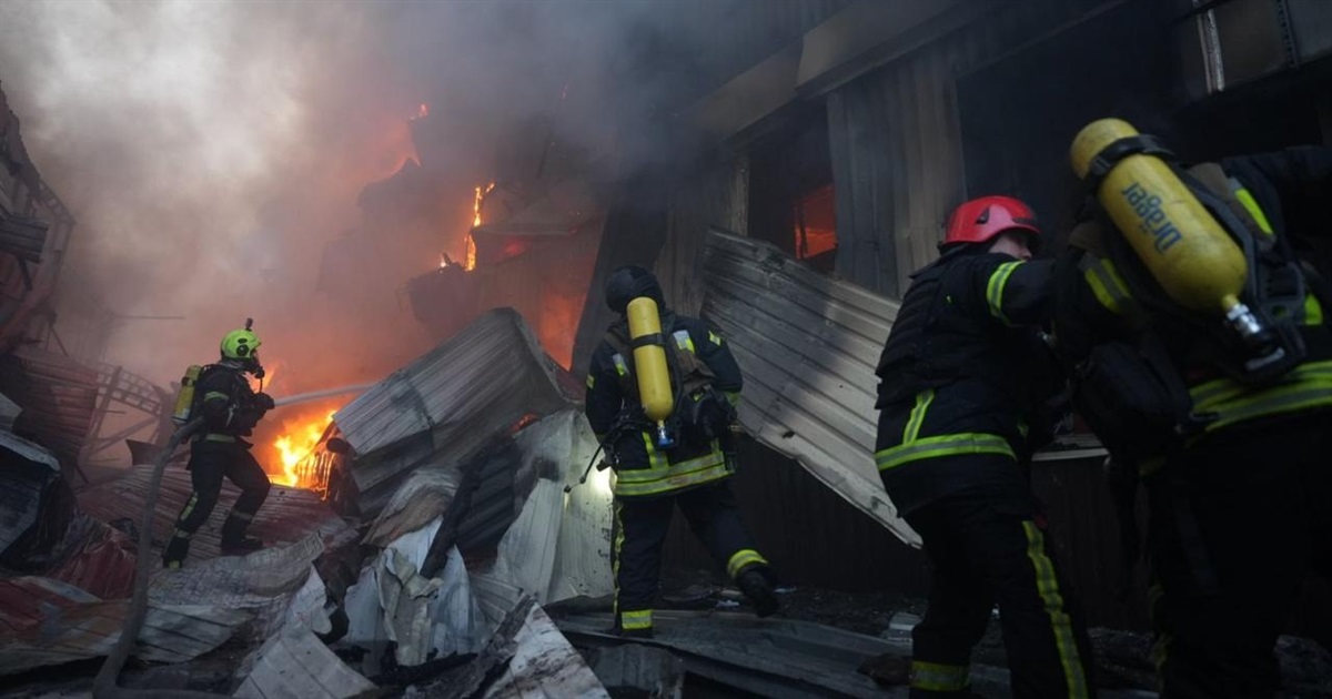 Ранкова атака по Києву: ворог завдав удару балістикою, є загиблий, постраждалі, руйнування ОНОВЛЕНО