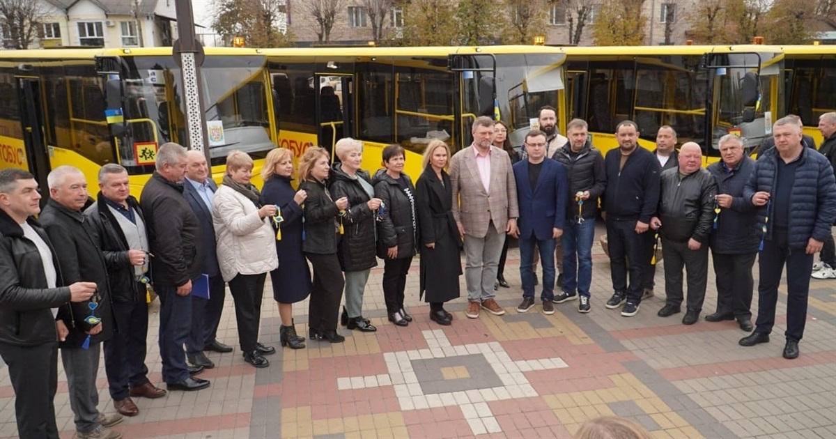 Чижівська та Брониківська громади отримали нові шкільні автобуси