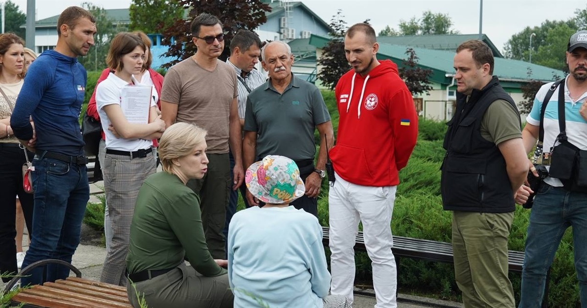 Віцепрем’єрка Ірина Верещук та голова КОВА Олексій Кулеба навідали переселенців у Переяславі
