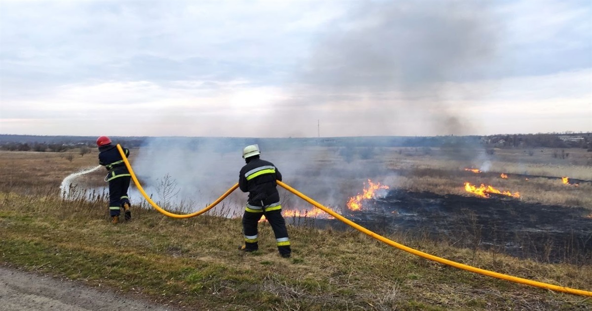 Пожежі на Петропавлівщині: рятувальники закликають не палити сухостій