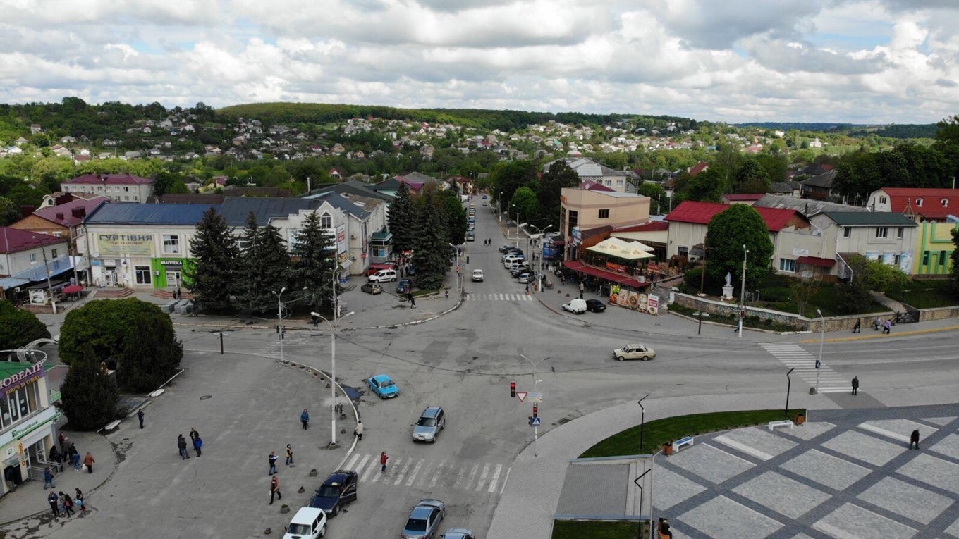Розумні лавочки та сучасні ліхтарі. Що нового з'явилось у Городку за останні роки