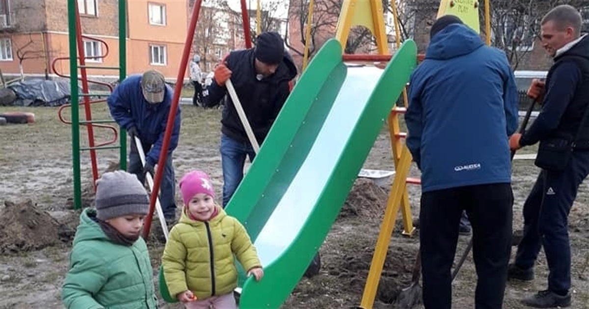 Нові дитячі майданчики встановили у Червонограді, Соснівці і Острові завдяки "Громадському бюджету"