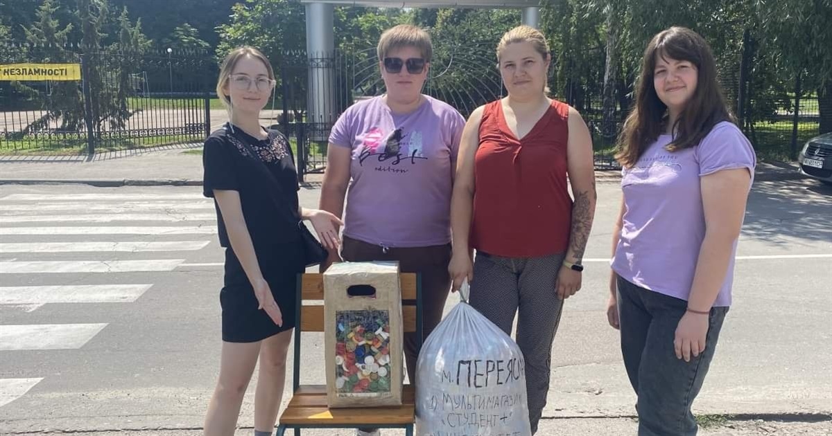 У Переяславі дві сестри збирають пластикові кришечки і закликають всіх сортувати побутові відходи