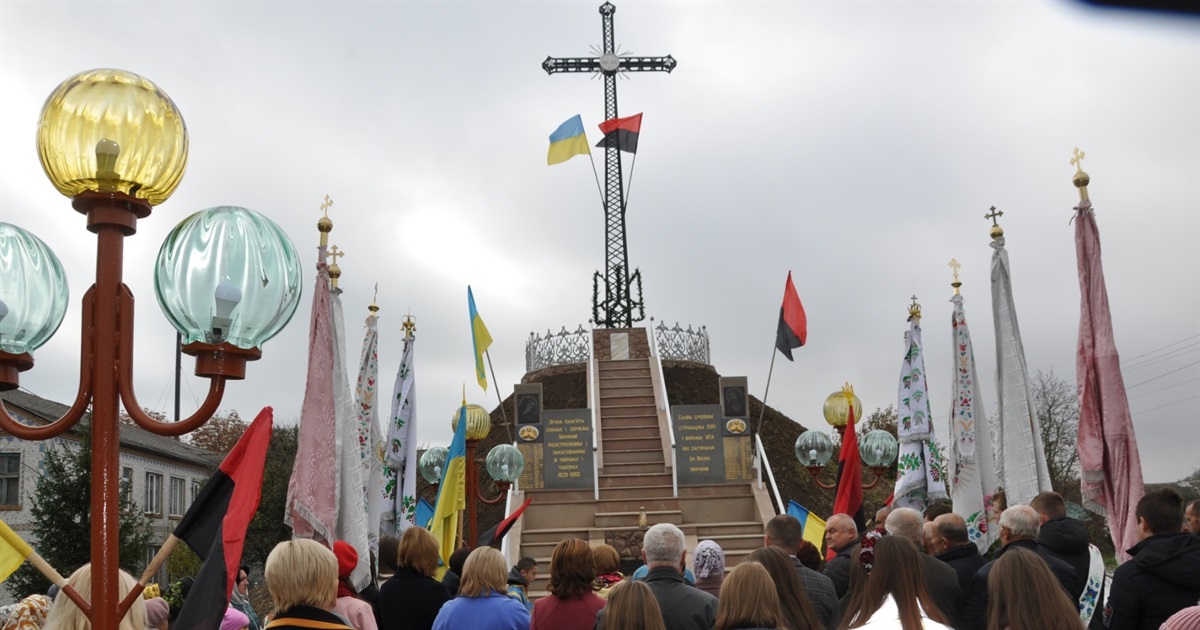 На Чортківщині, у Гуштині освятили могилу борцям за Україну, відновлену аграрієм Василем Градовим